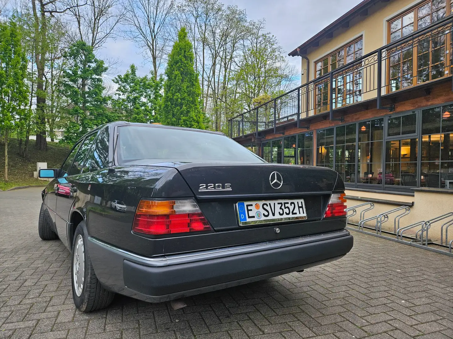 Mercedes-Benz 220 W 124 Noir - 2
