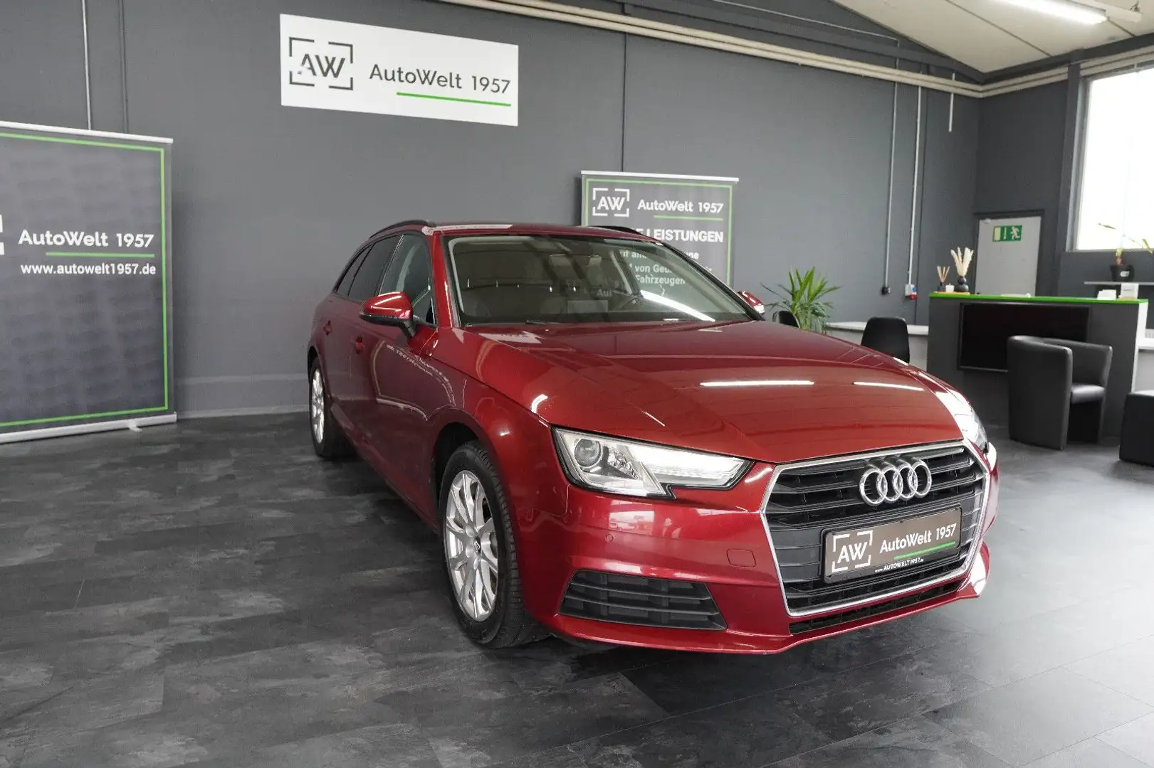 Audi A4 Avant *Automatik*RFK*AHK*BiXenon*SHZ*8xAlu Rouge - 1