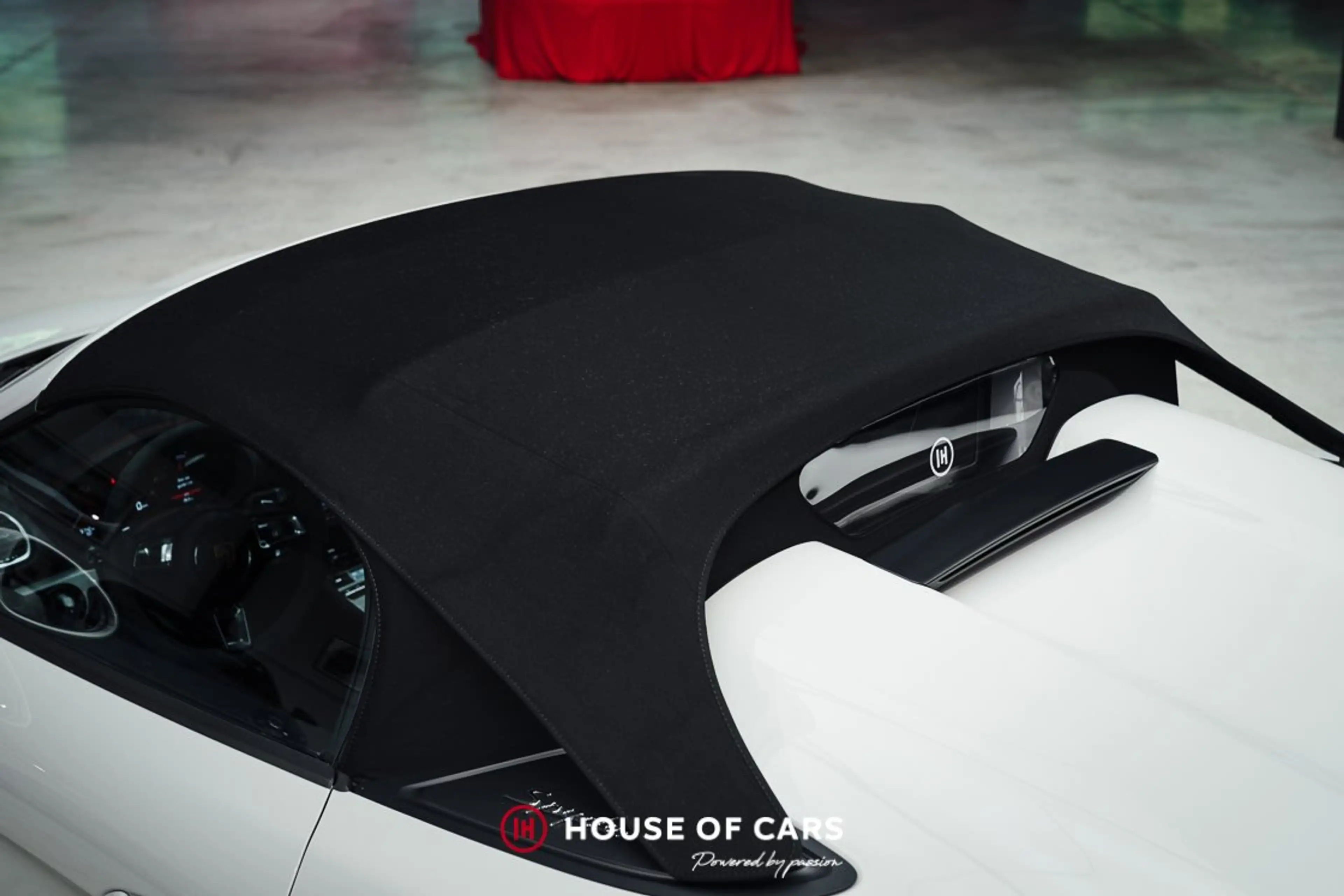 Porsche 718 Spyder PDK - Lots of X options - Chalk Grey - AS NEW — photo 11