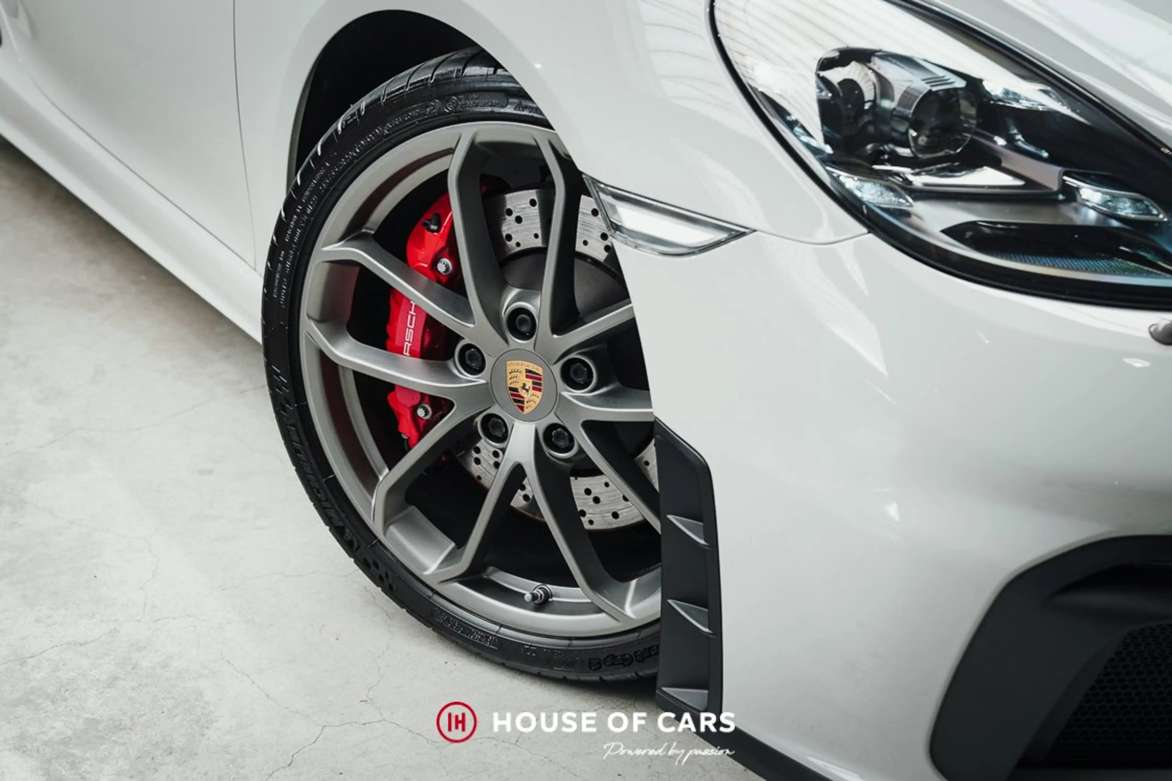 Porsche 718 Spyder PDK - Lots of X options - Chalk Grey - AS NEW — photo 15