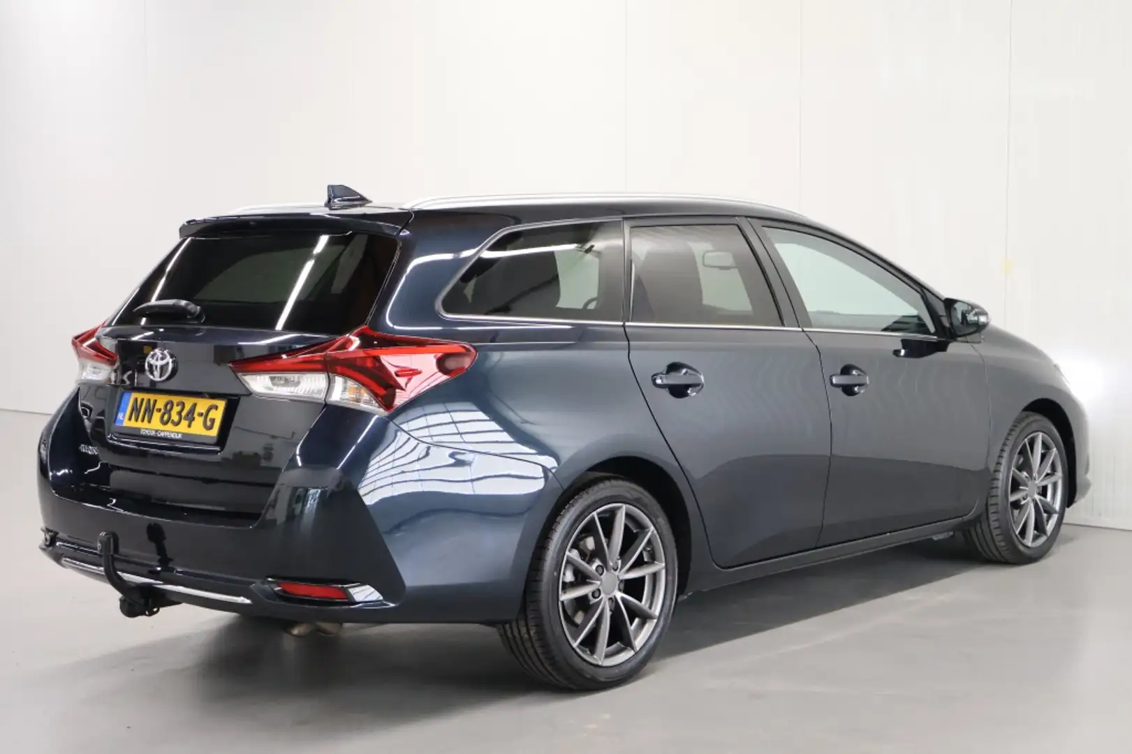Toyota Auris Touring Sports 1.2T Dynamic Automaat Grijs - 2