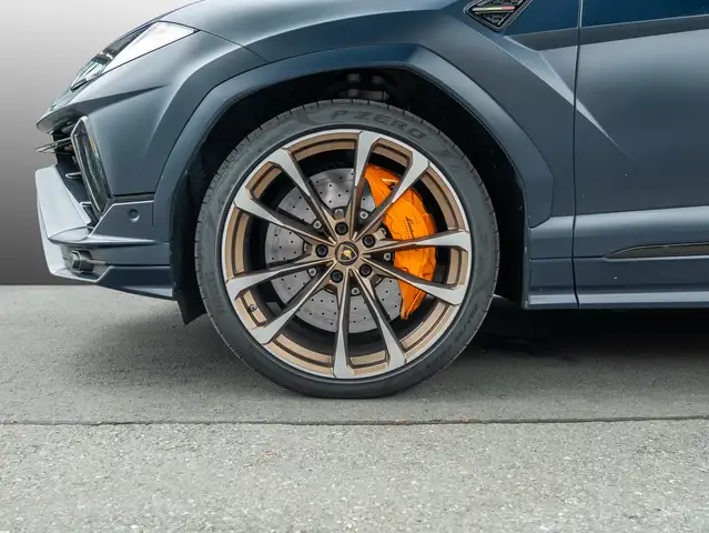 Lamborghini Urus view 6