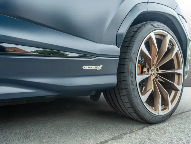 Lamborghini Urus view 9