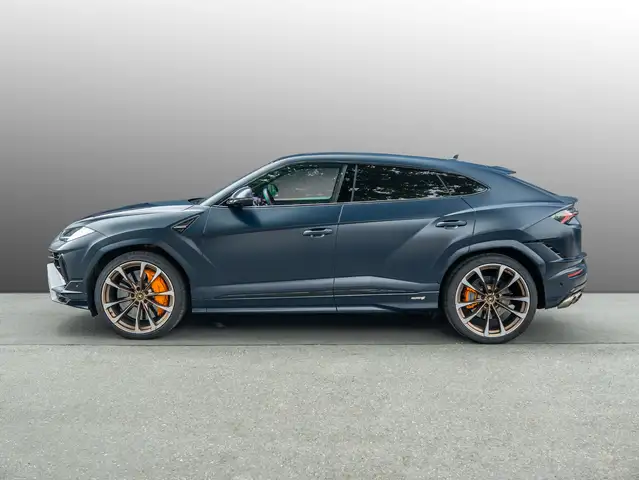 Lamborghini Urus view 3