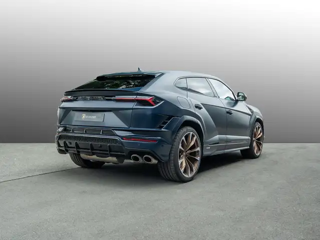 Lamborghini Urus view 5