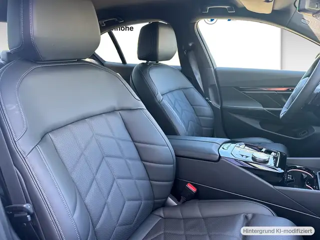 BMW 5 Series view 6