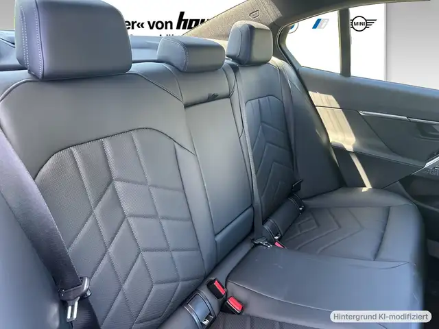 BMW 5 Series view 8