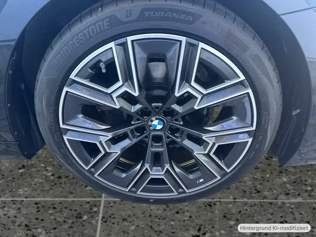 BMW 5 Series view 9