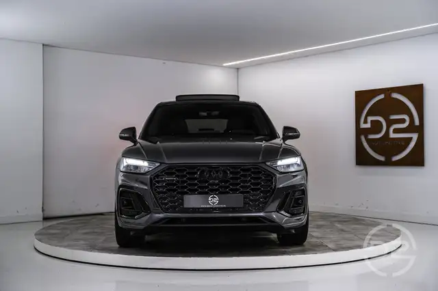 Audi Q5 view 8