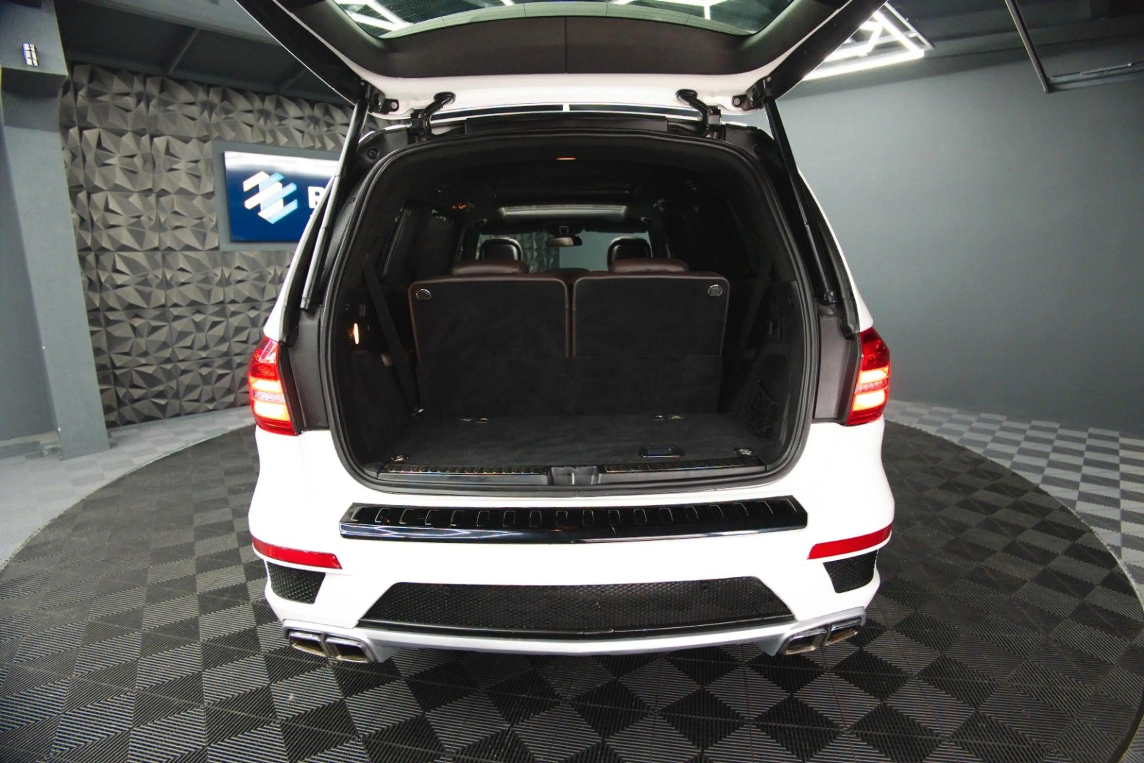 Mercedes-Benz GLS 63 AMG GLS / GL 63 AMG 4Matic Night-Paket *ACC*Pano*LED — photo 12