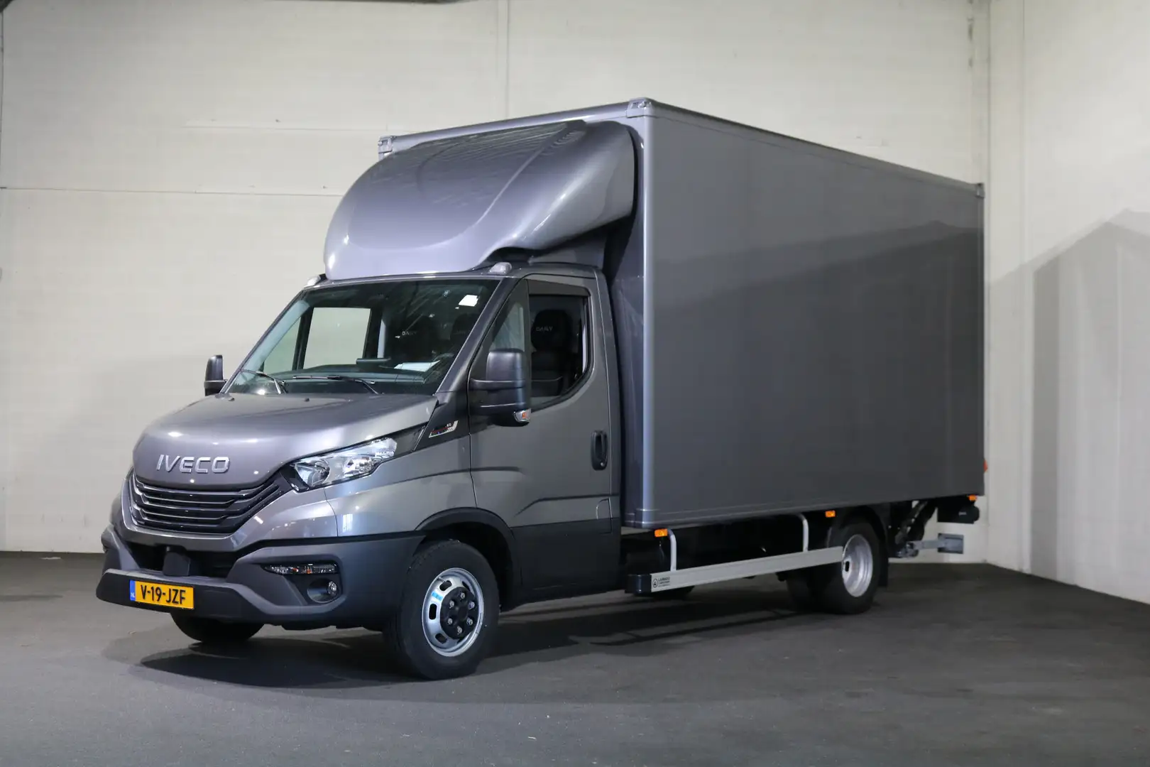 Iveco Daily 40C18 3.0 Automaat Meubelbak met Laadklep Automaat Grijs - 1