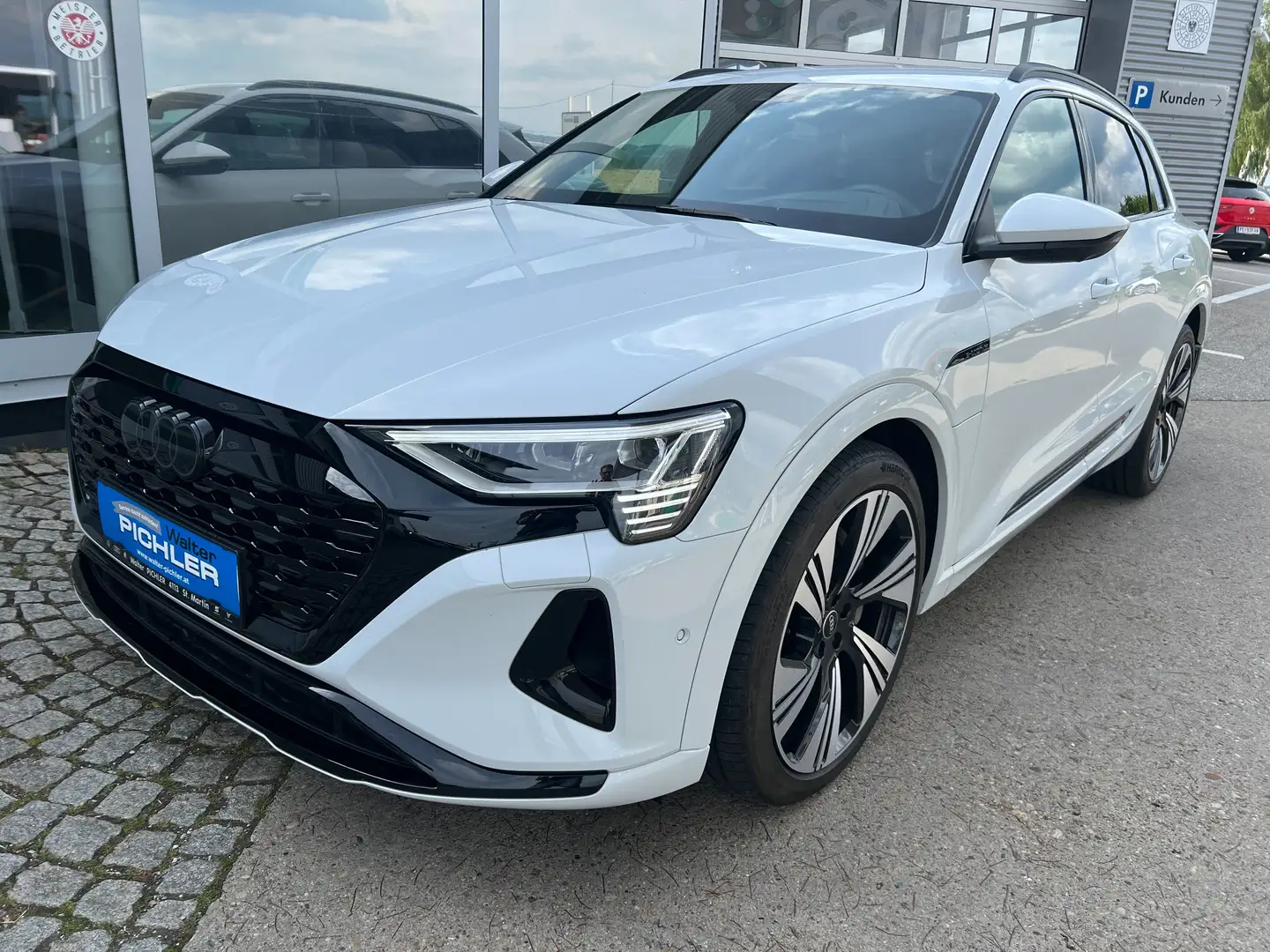Audi Q8 55 e-tron quattro business Weiß - 1