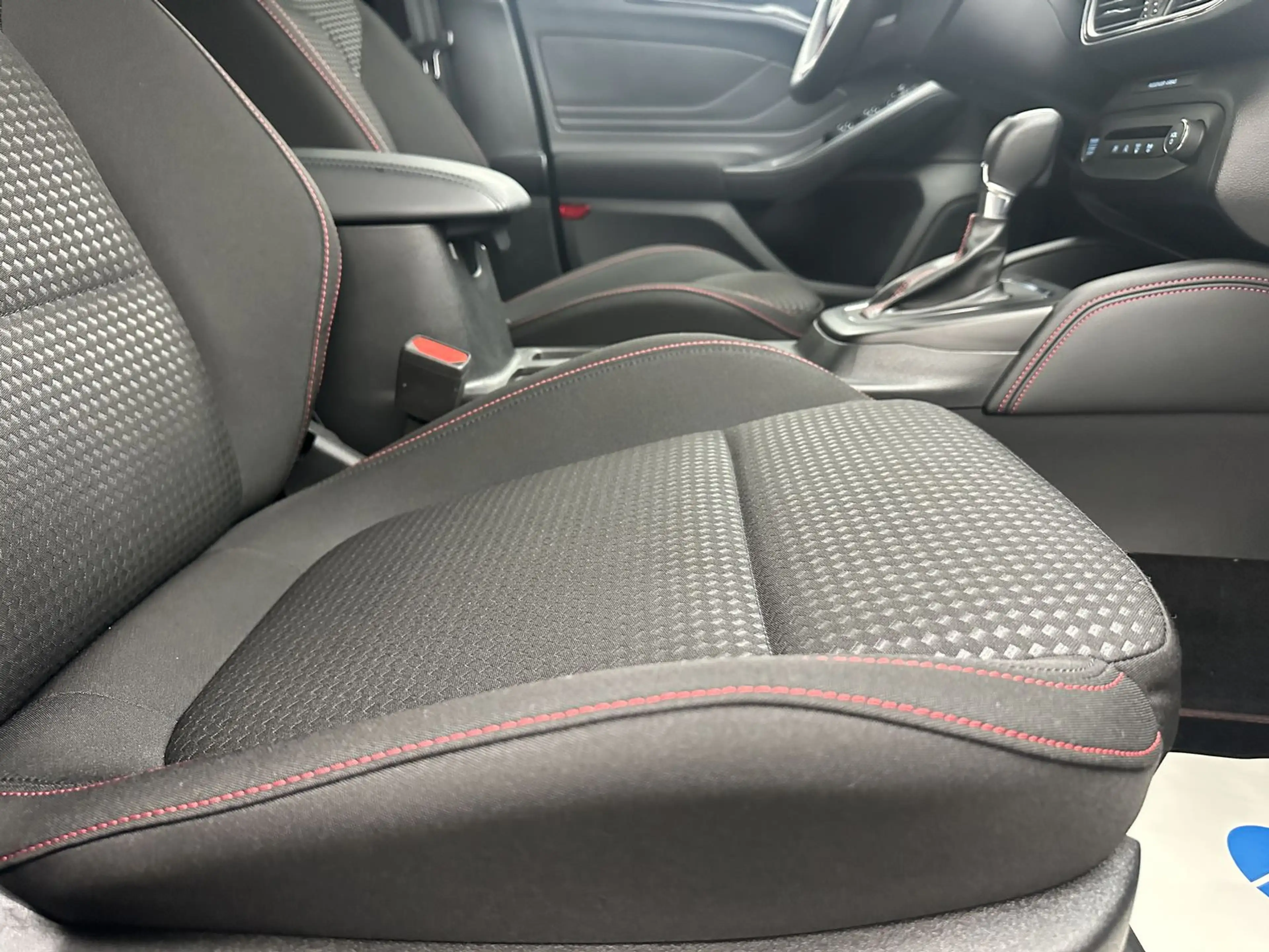 Ford Focus ST-Line X "1 HAND-NAVI-CAM-MULTI-PDC-LED" — photo 9