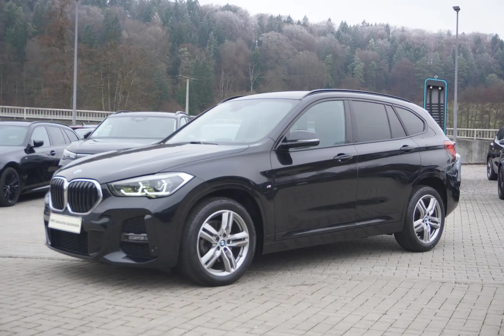 BMW X1 sDrive18d M Sport Automatik HeadUp Kamera Navi LED Schwarz - 1