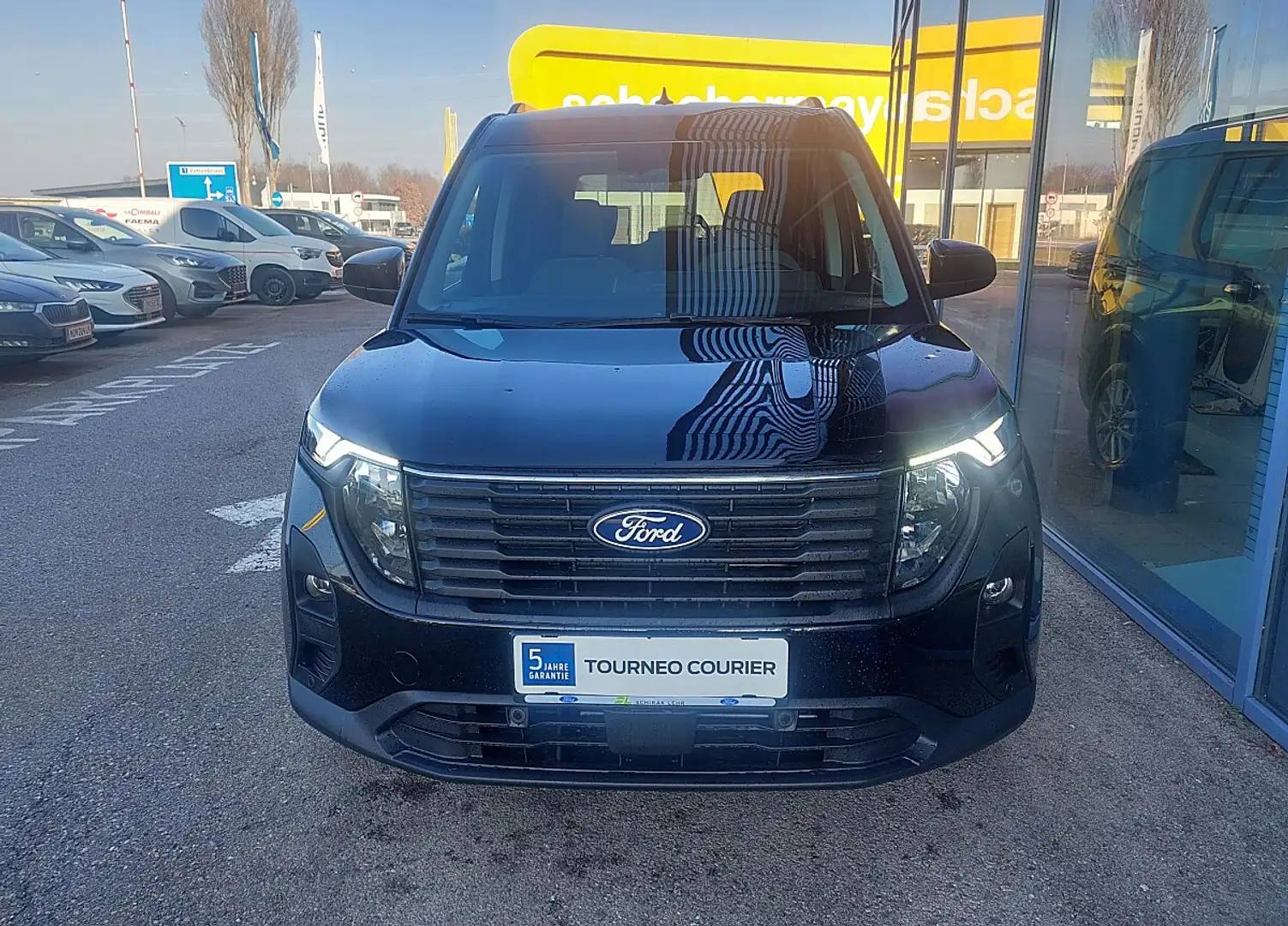 Ford Tourneo Courier Titanium 1.0L 125PS M6 FWD Schwarz - 2
