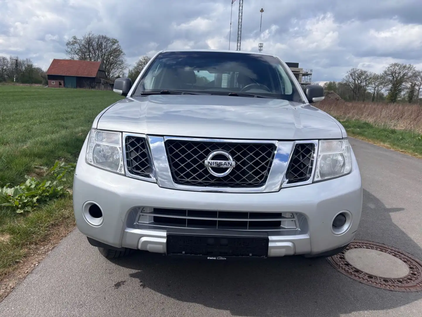 Nissan Pathfinder 2.5 dCi XE LKW Klimatronic SHZ AHK Silber - 2