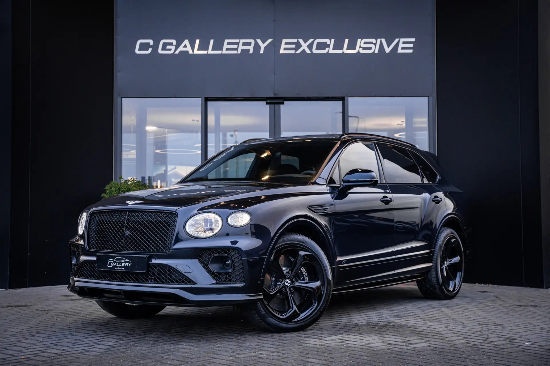벤틀리 벤테이가 4.0 V8 2022 블랙 사진 3