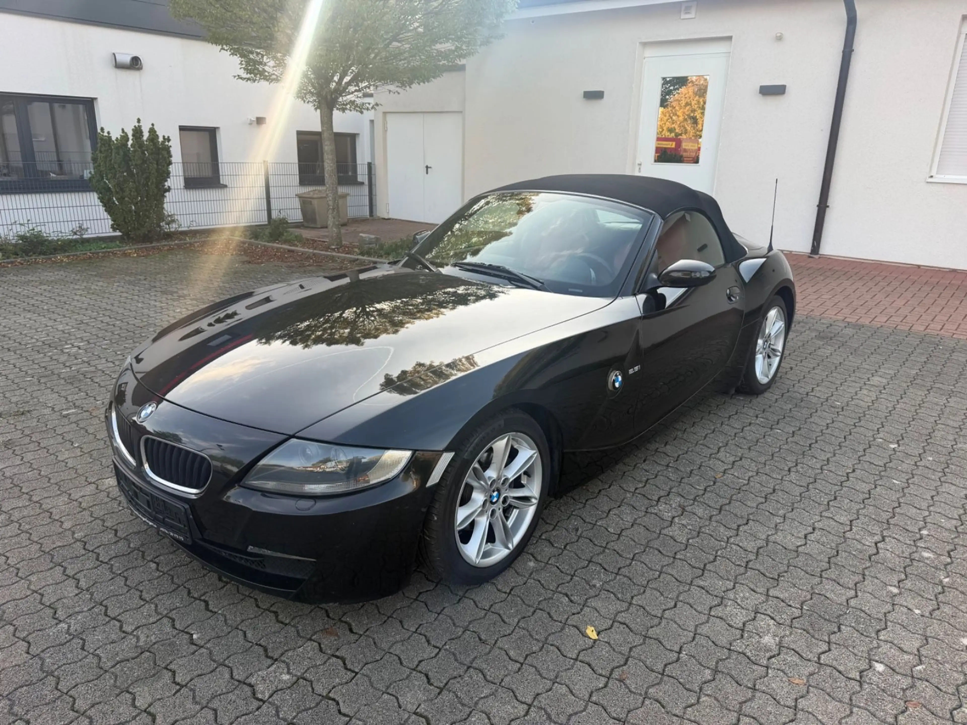 BMW Z4 Roadster 2.5 i*NAVI*LEDER*XENON*NUR 77.000KM*