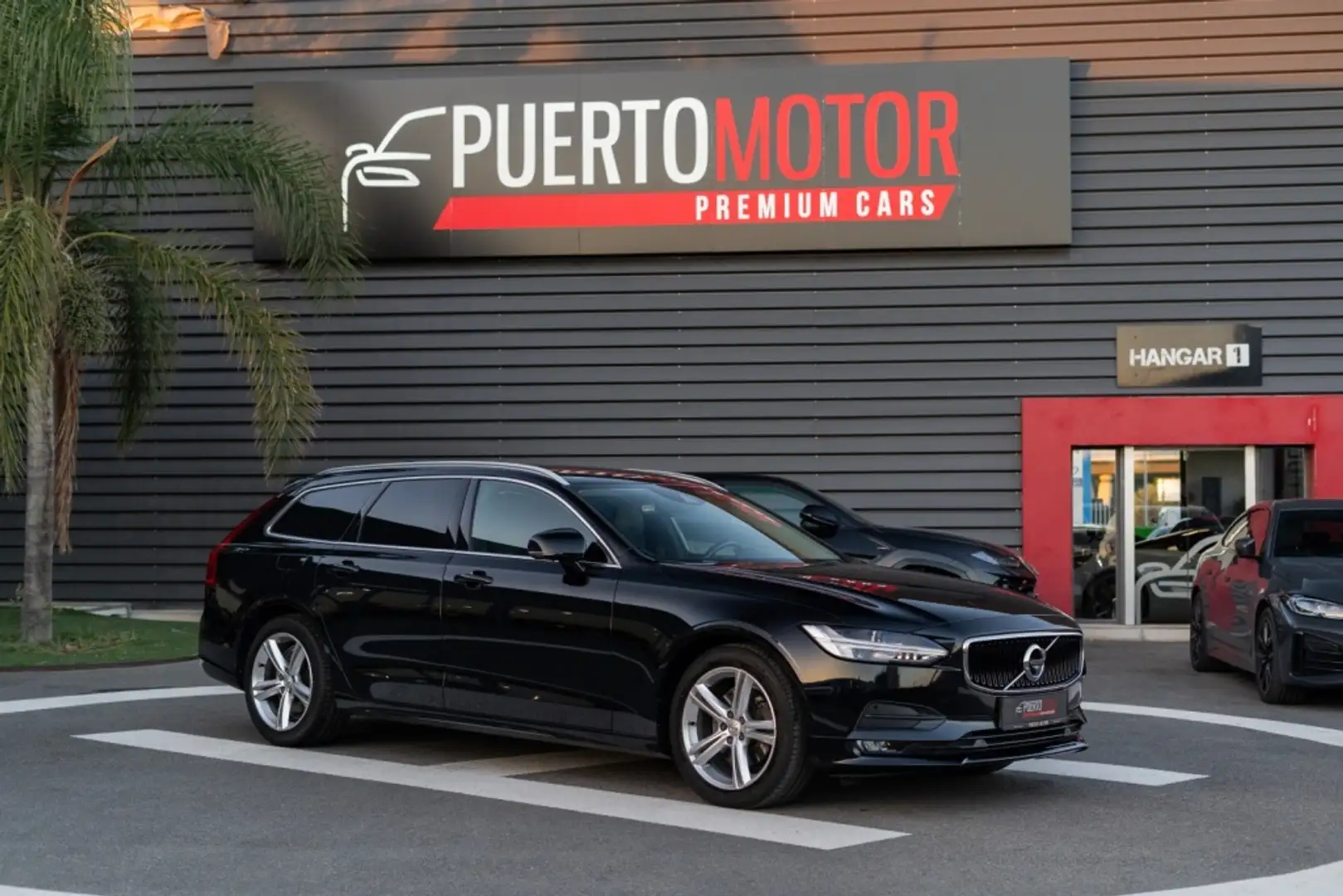 Volvo V90 D4 Momentum Pro Aut. Noir - 1