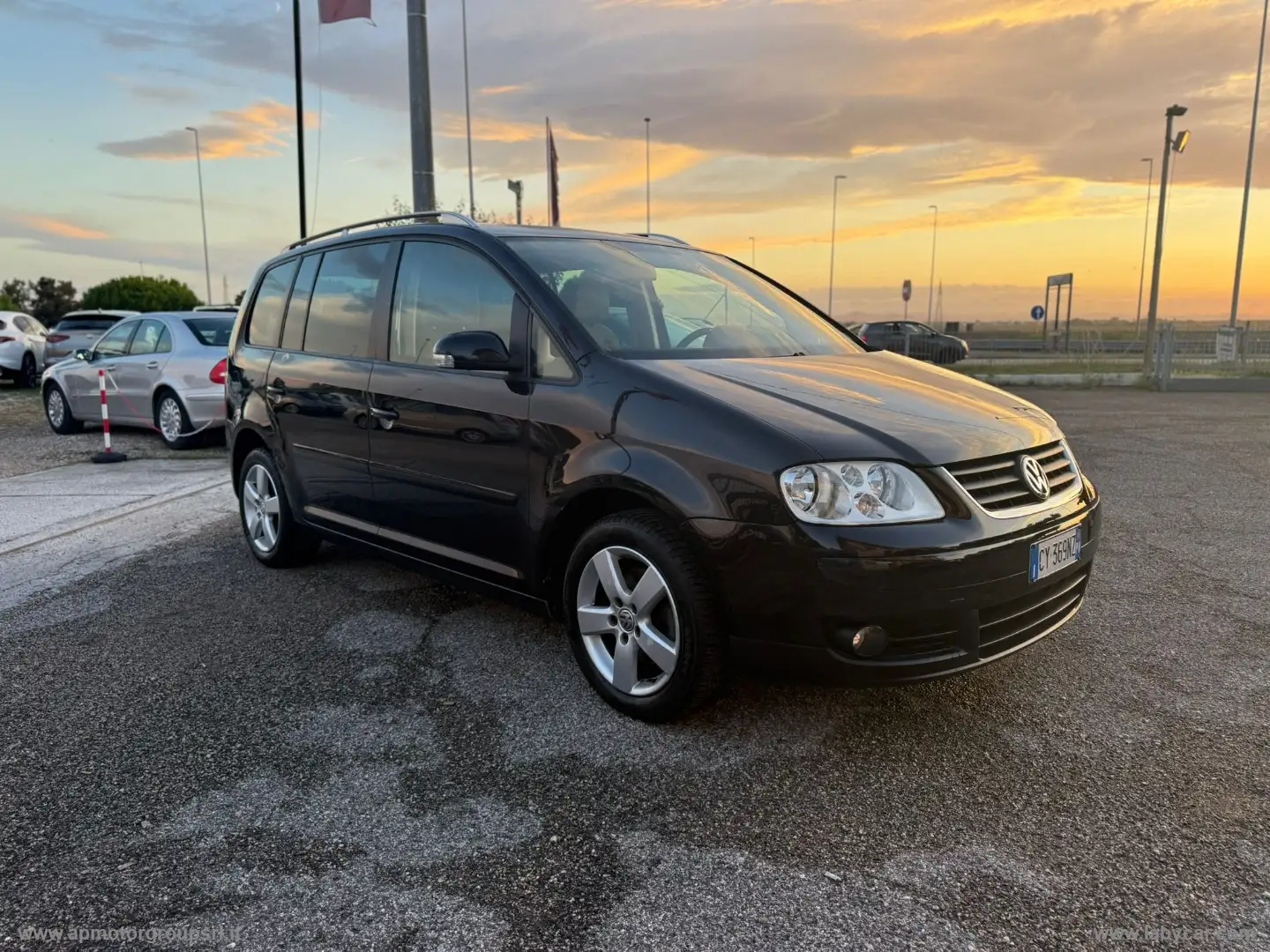 Volkswagen Touran 1.6 16V FSI Highline 7 POSTI - 1