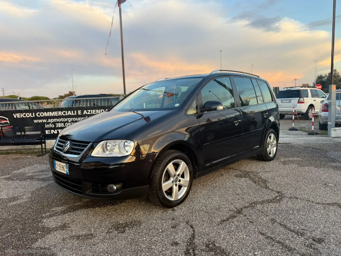 Volkswagen Touran 1.6 16V FSI Highline 7 POSTI - 2
