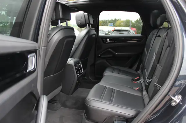 Porsche Cayenne view 11