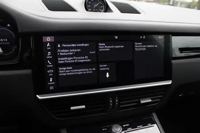 Porsche Cayenne view 19