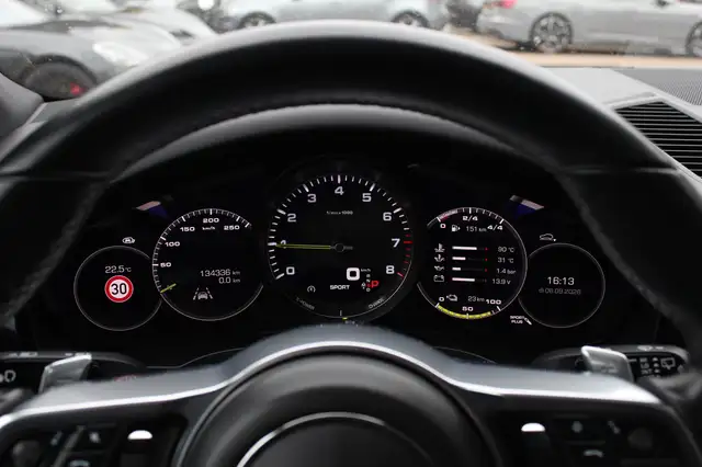 Porsche Cayenne view 18