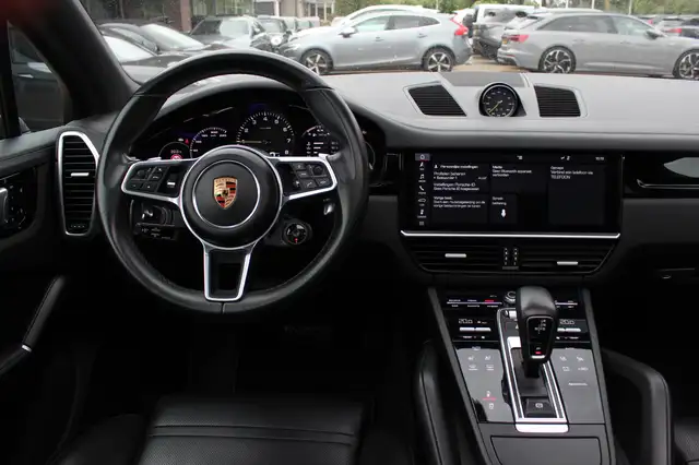Porsche Cayenne view 9