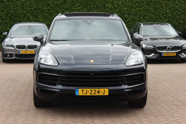 Porsche Cayenne view 8