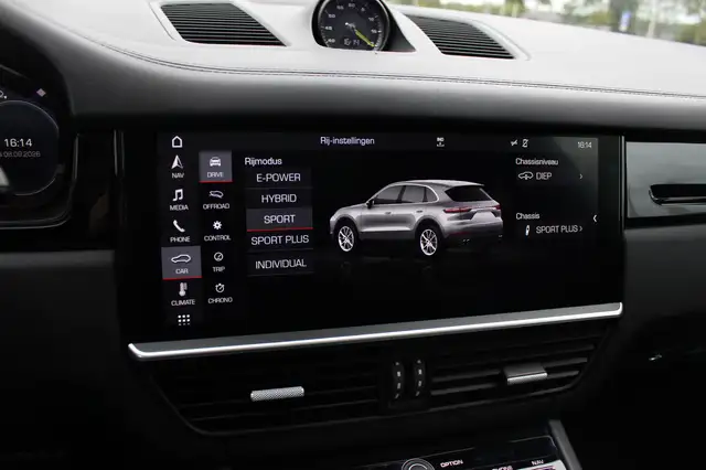 Porsche Cayenne view 22