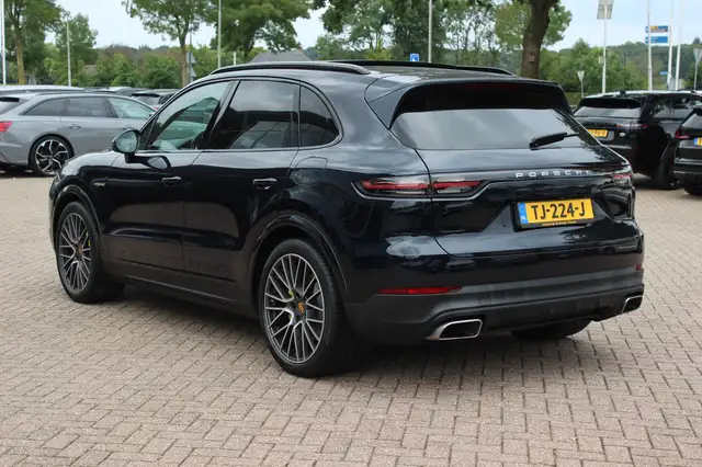 Porsche Cayenne view 3