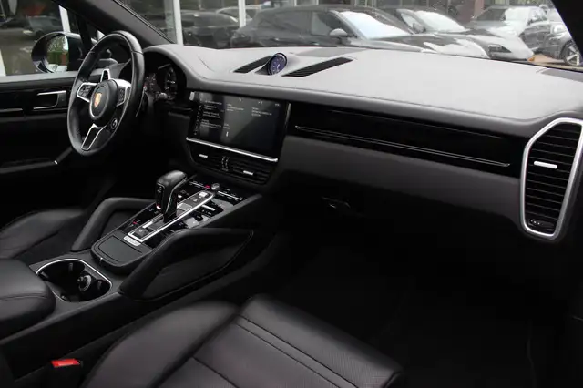 Porsche Cayenne view 13
