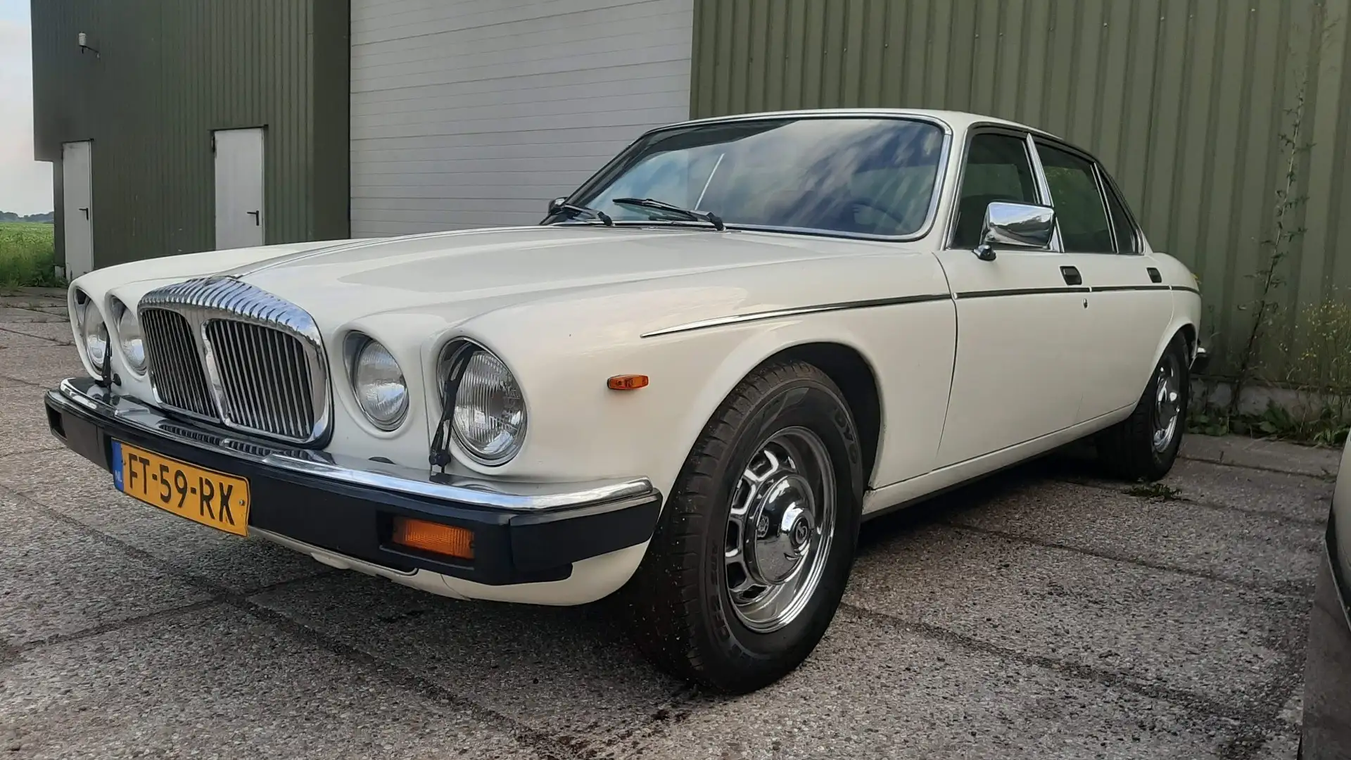 Daimler Sovereign Beige - 2