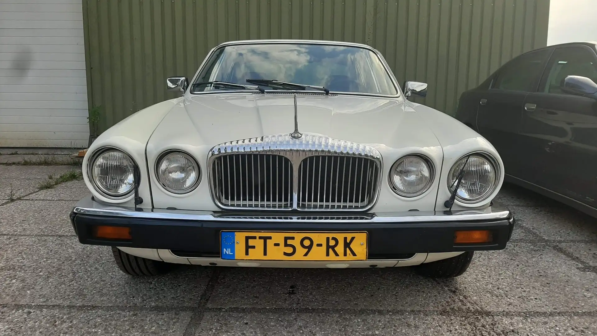 Daimler Sovereign Beige - 1
