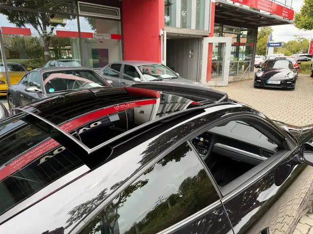Porsche 911 view 8