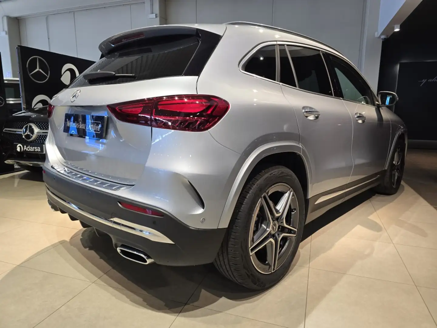 Mercedes-Benz GLA 200 200d 8G-DCT Plateado - 2