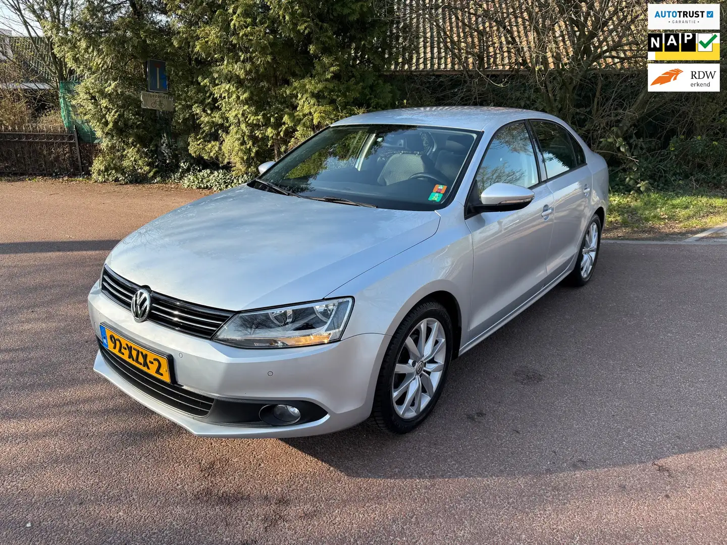 Volkswagen Jetta 1.2 TSI Comfort Executive Line / Navi / Airco / NA Gris - 1