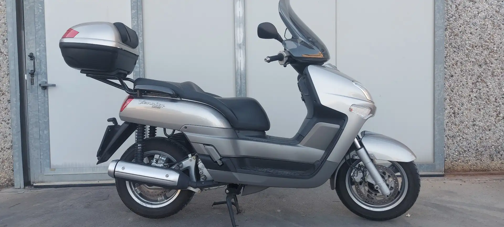 Yamaha Versity 300 con bauletto e parabrezza Argento - 2