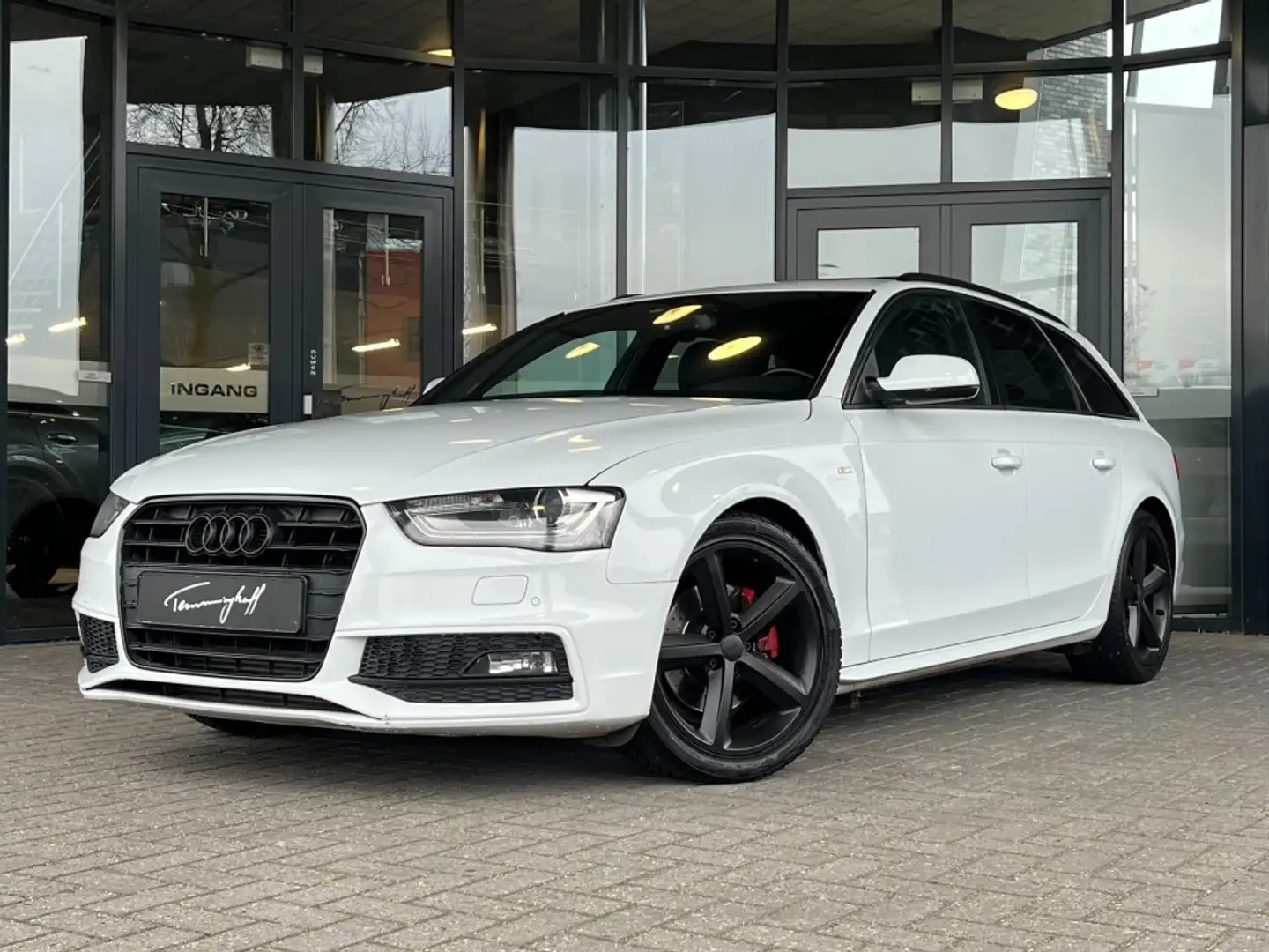 Audi A4 AVANT 2.0 TDi 177PK S-LINE - PANO - B&O - AFN. TRE Wit - 1