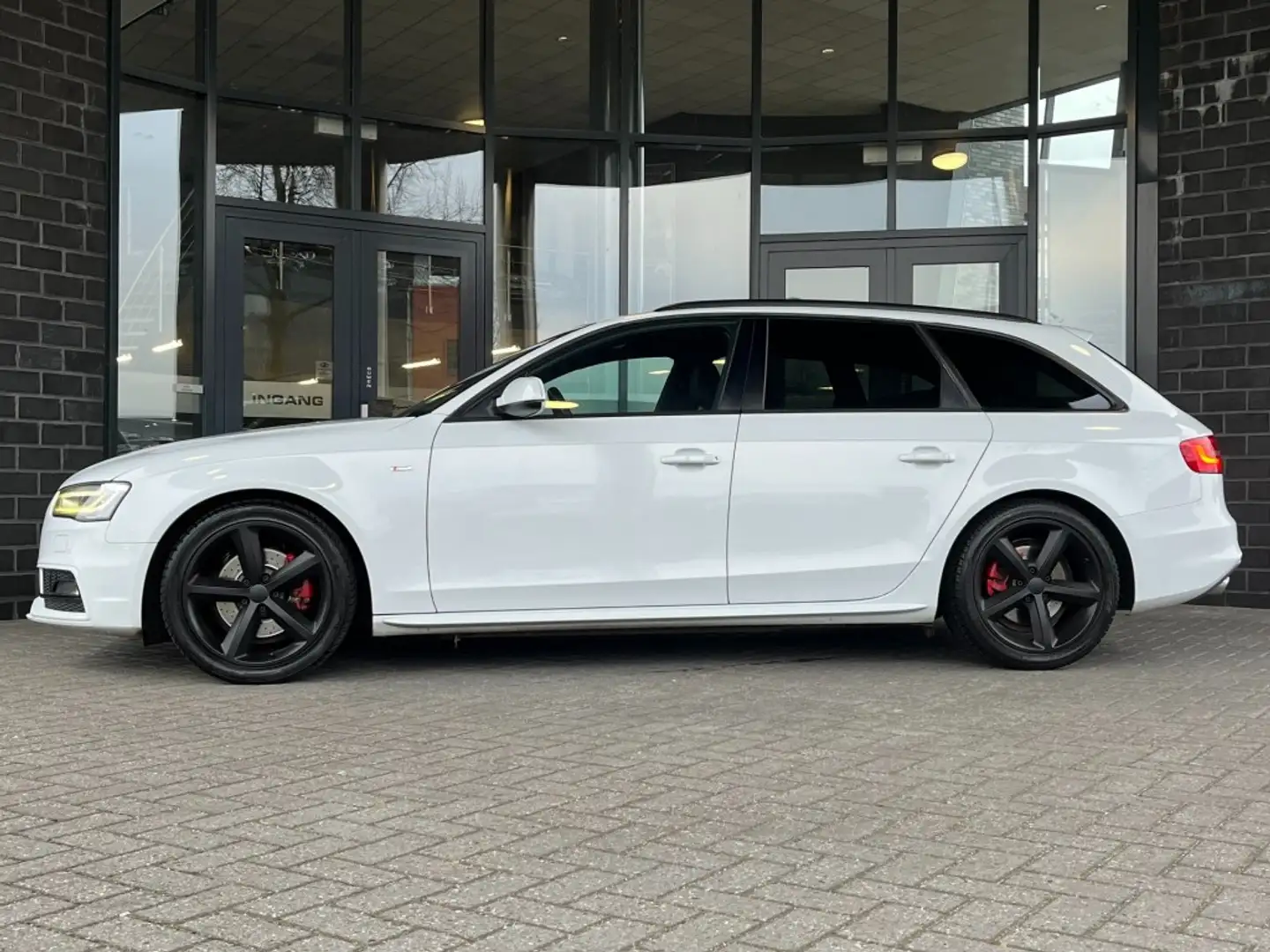 Audi A4 AVANT 2.0 TDi 177PK S-LINE - PANO - B&O - AFN. TRE Wit - 2