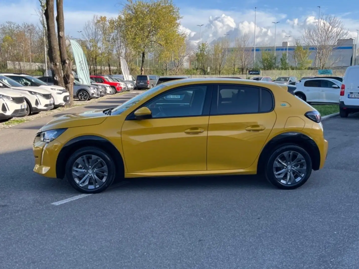 Peugeot 208 Allure Pack e 136cv Giallo - 2