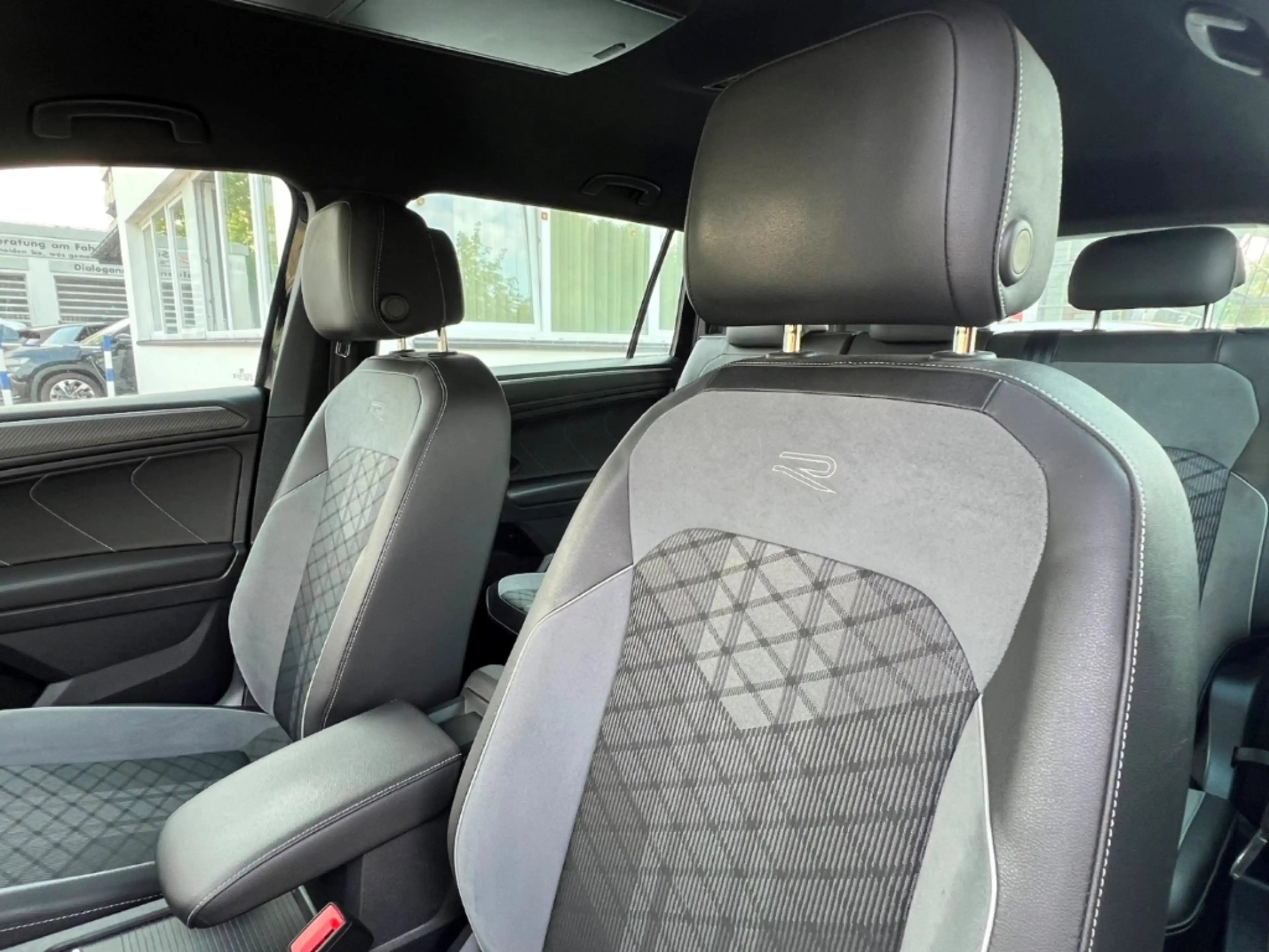 Volkswagen Tiguan Allspace 2.0TSI 4M DSG R-Line 7Sitz*ASSIST*1HD!!! — photo 8
