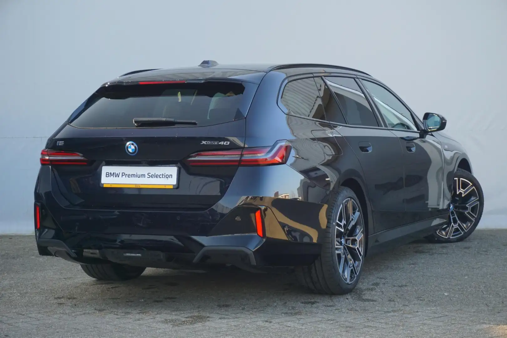 BMW i5 xDrive40 Touring | M Sportpakket Pro | Innovation Zwart - 2