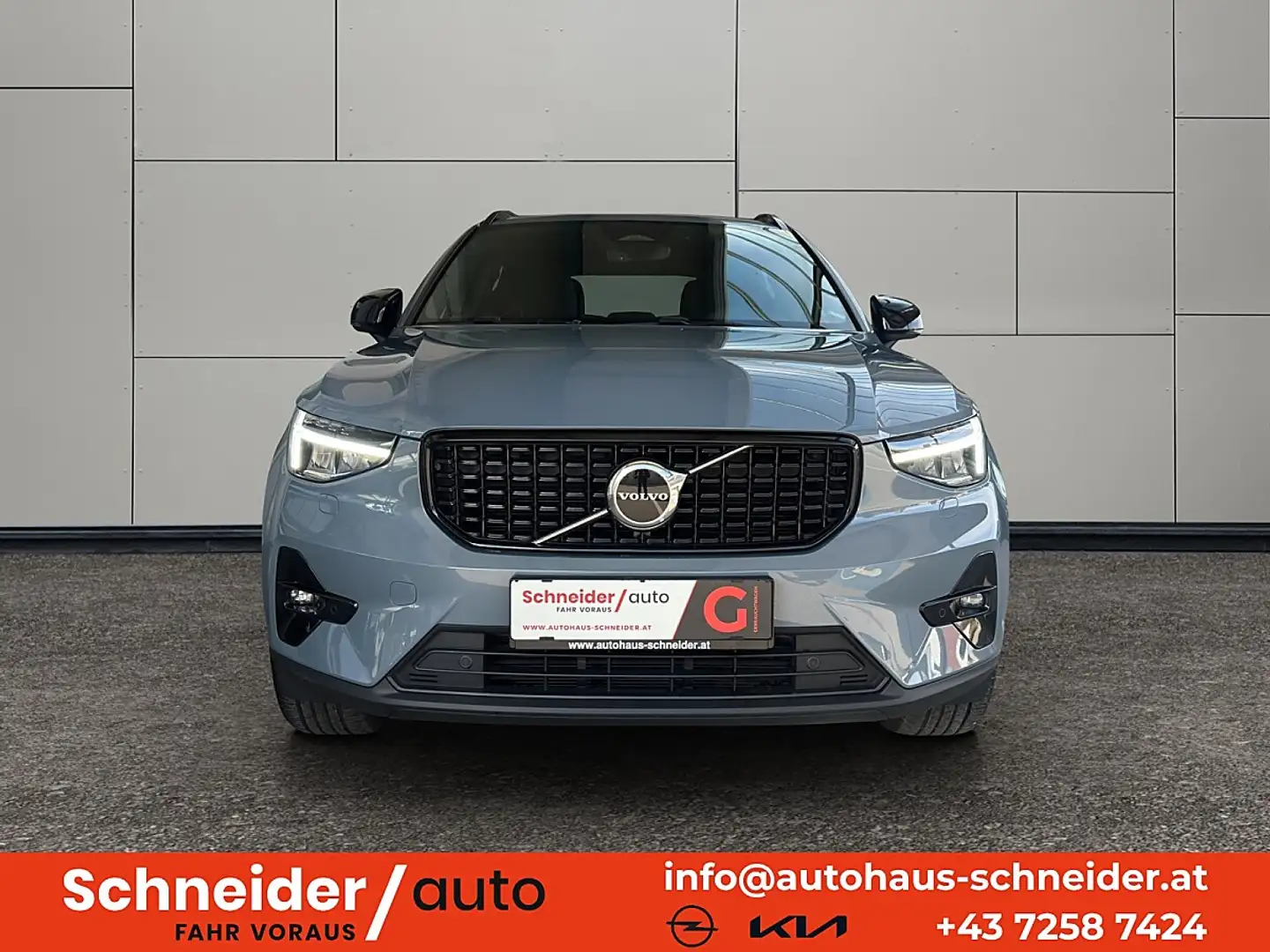 Volvo XC40 B3 Plus Dark Aut. Grau - 2