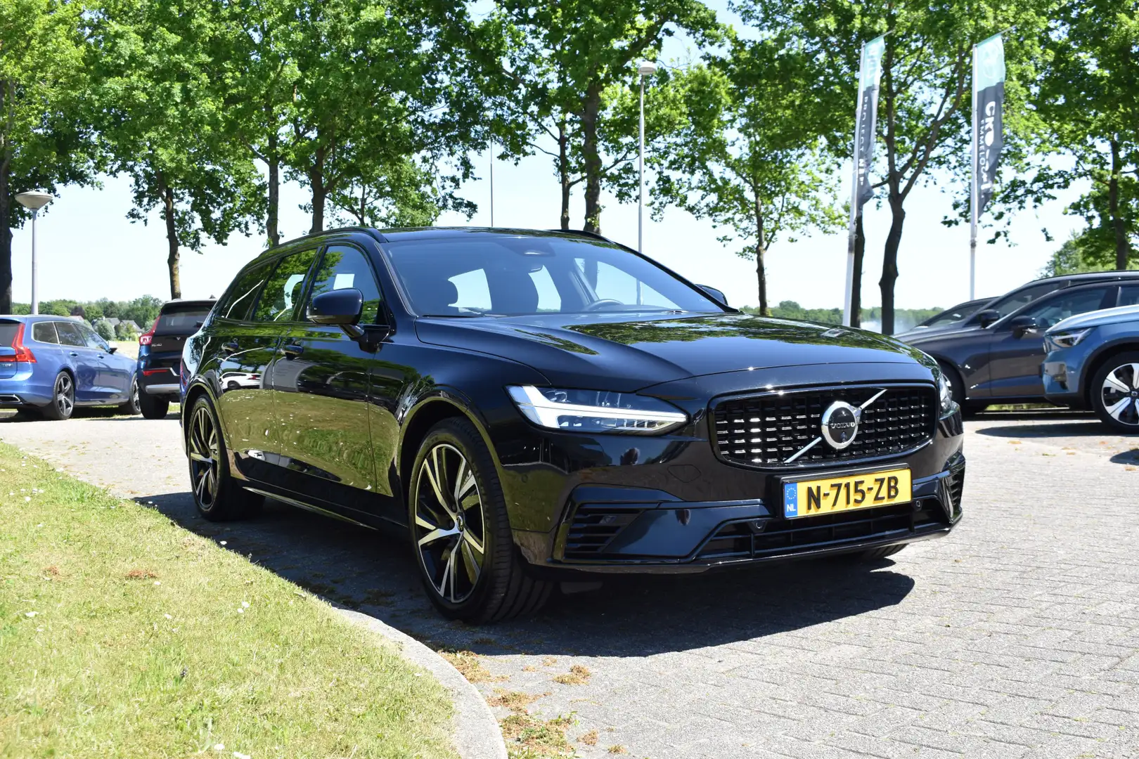 Volvo V90 T8 390PK AWD R-Design HUD | H&K | Trekhaak | Lucht Negro - 2