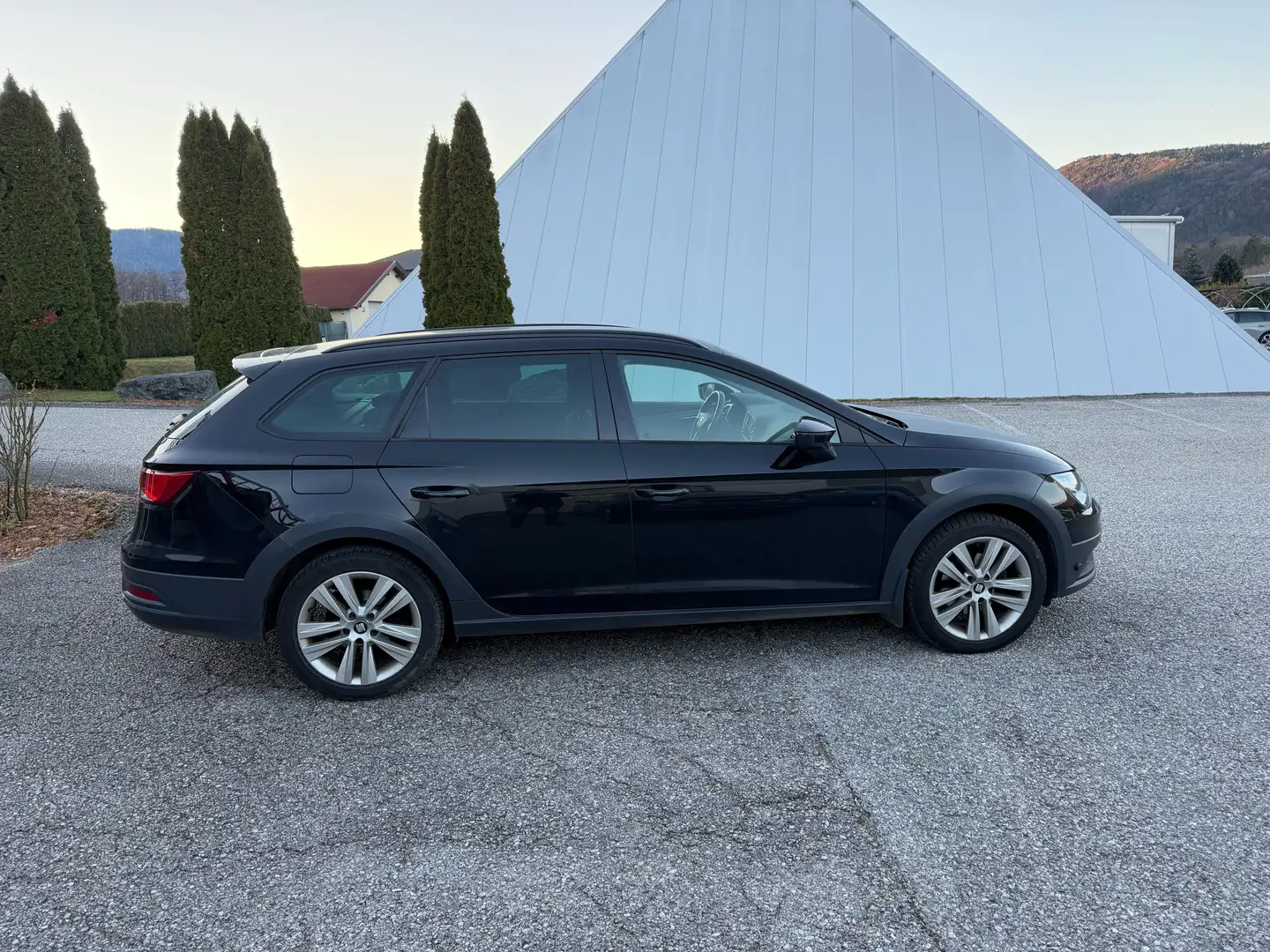 SEAT Leon Leon ST X-Perience 1,6 TDI 4Drive X-Perience Schwarz - 2