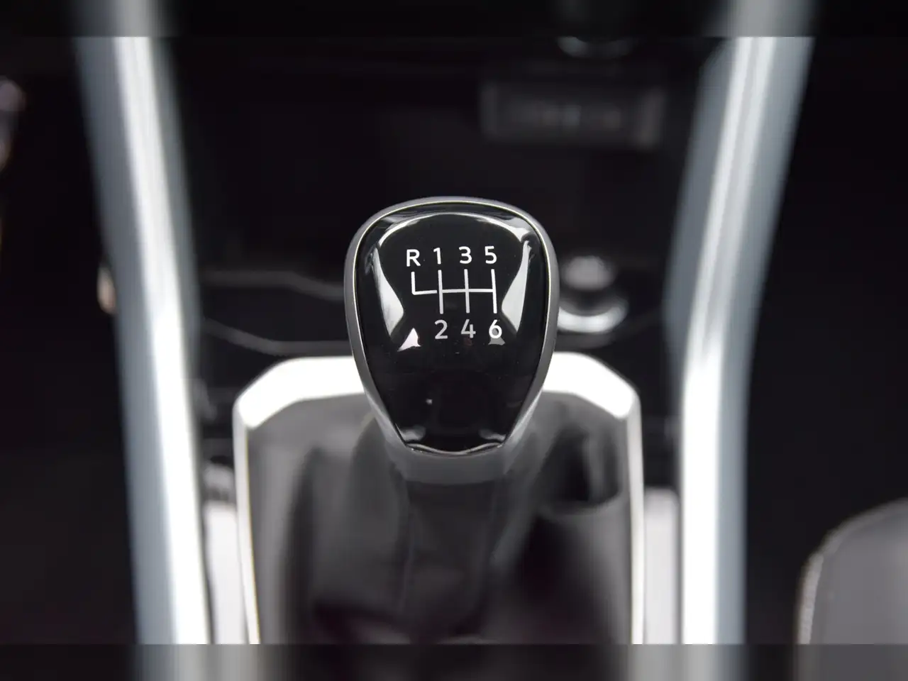 Volkswagen T-Roc TSI Goal AHK - LED - Navi 14