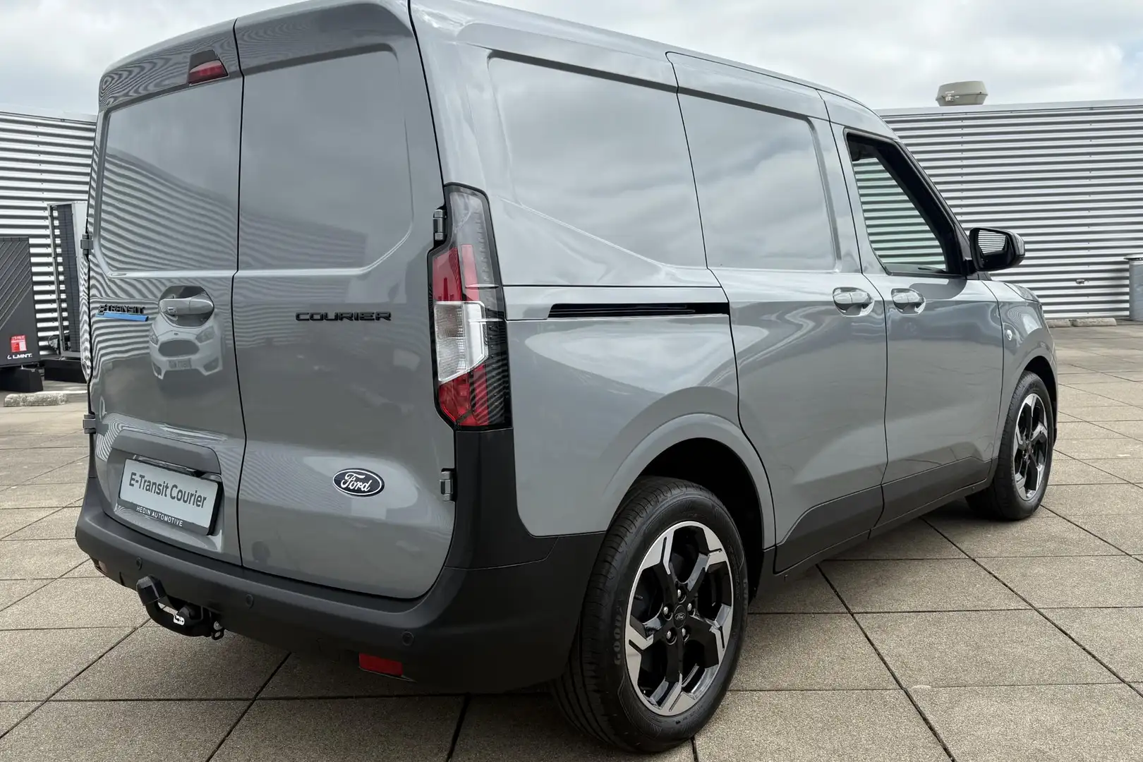 Ford E-Transit Cour. Limited 44kWh 136PK Grijs - 2