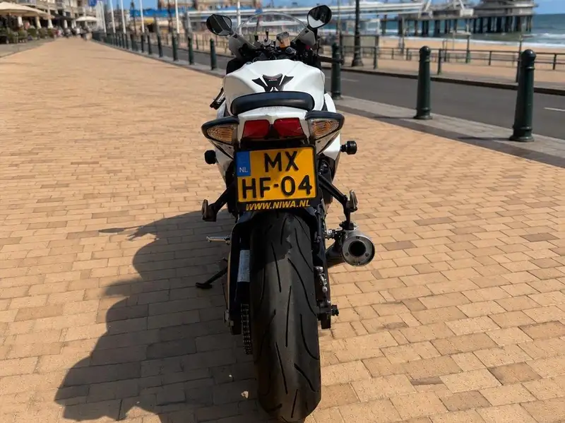 Suzuki GSX-R 750 - foto 4